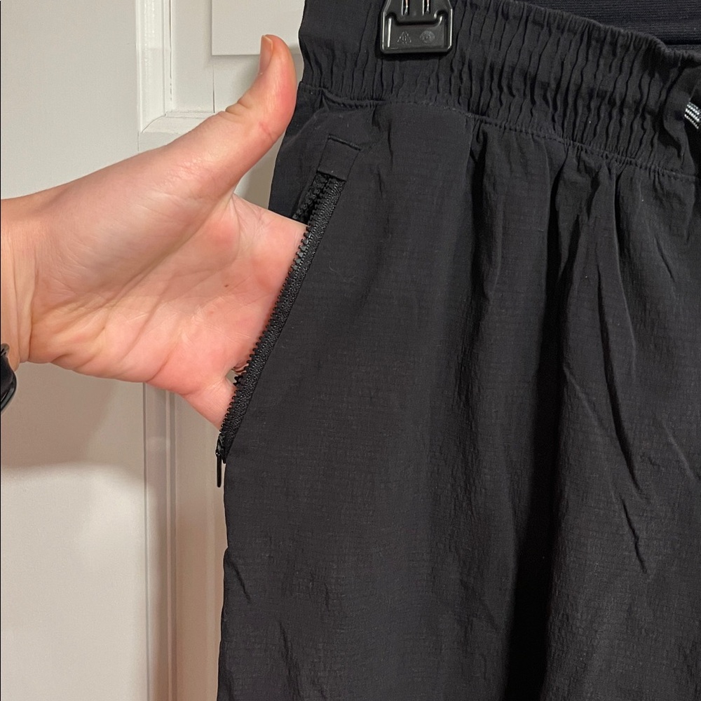 Athleta Trekkie Cropped Active Pants Size 6 in Black - Picture 5 of 13